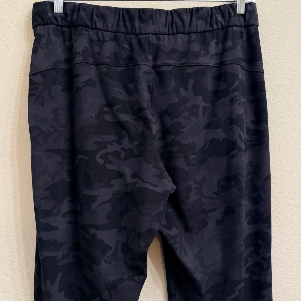 Lululemon On the Fly 7/8 Pant Camo Black Gray Size 12 Pockets Athleisure